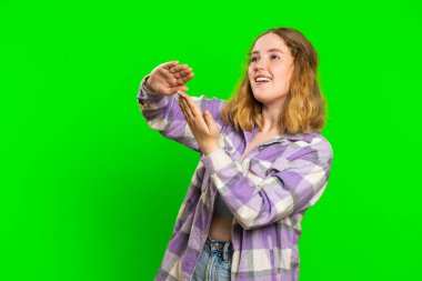 İsraf eden, etrafa para saçan, daha fazla bahşiş veren, büyük kar getiren piyango ikramiyesi kazanan, alışveriş parasını geri ödemeyi başaran genç bir kadın. Kızıl saçlı kız krom anahtar arka planında izole edilmiş.