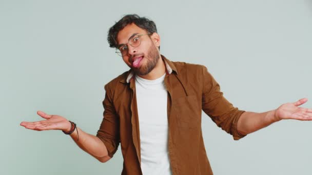 Lustig Komisk Lekfull Indian Ung Man Som Gör Dumma Ansiktsuttryck — Stockvideo