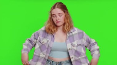 İşsiz, genç, beyaz bir kadın cepleri boş, parasız, nakit para kaybetmiş, borç problemleri, yoksulluk, finansal kriz, işsiz ve iflasın eşiğinde. Kızıl saçlı kız yeşil krom anahtar arka planında izole edilmiş.