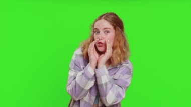 Sırlarımı sakla, sessiz ol. Genç bir kadın el ele tutuşup dedikoduları fısıldıyor. Dedikoduları paylaşıyor. Yeşil renkli anahtar arka planda izole edilmiş ilginç, gizli bir hikaye anlatan bir kız. Yaşam Tarzları