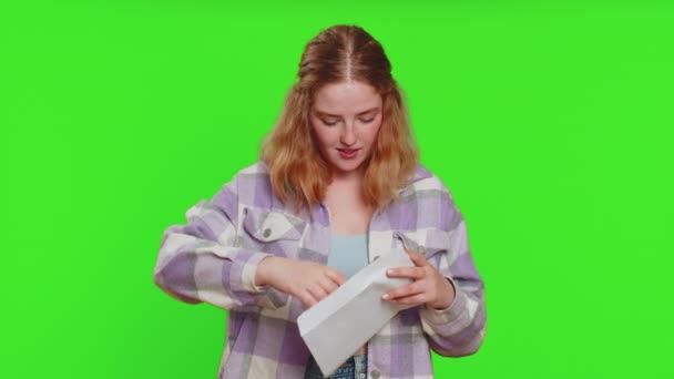 Jonge Vrouw Opent Envelop Haalt Brief Eruit Leest Dat Zich — Stockvideo