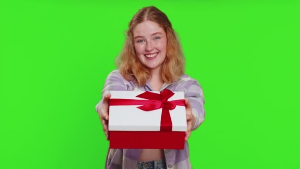 Pozytywna Uśmiechnięta Kobieta Prezentująca Pudełko Prezentów Urodzinowych Wyciąga Ręce Oferuje — Wideo stockowe