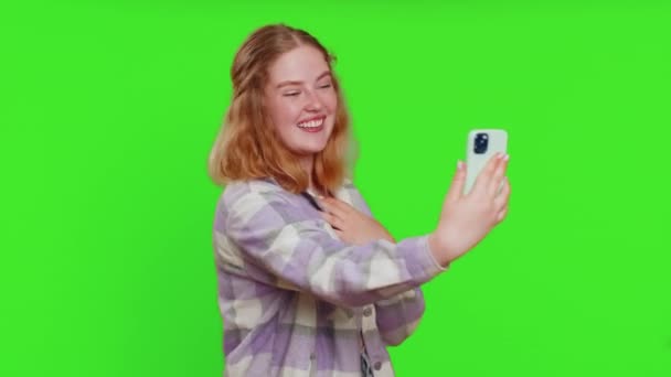 Kafkasyalı Mutlu Kadın Blogcu Akıllı Telefondan Resim Çekiyor Sosyal Medya — Stok video