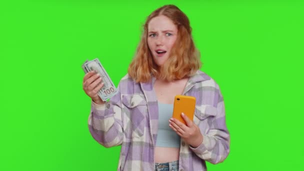 Kobieta Patrząc Smartfon Wyświetlacz Szczerze Raduje Się Zwycięstwo Odbieranie Banknotów — Wideo stockowe
