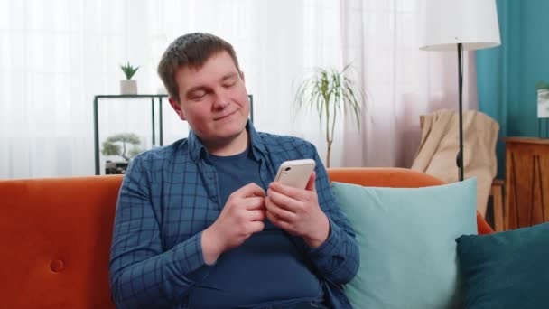Jongeman Casual Kleding Denken Omhoog Kijken Sms Smartphone Blanke Man — Stockvideo