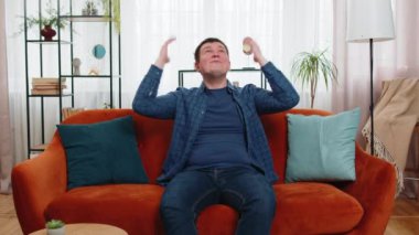 Komşularda tamirat. Sinirli beyaz adam, baş ağrısı sessizliğinden muzdarip gürültülü müzikten rahatsız olan yastıklarla kulaklarını kapatır. Evde ses yalıtımı olmayan ince duvarlar..