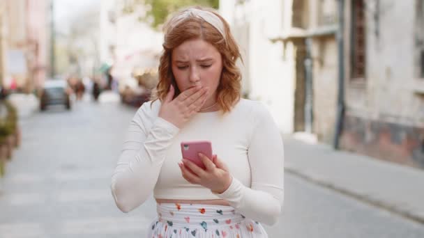 Uzun Elbiseli Kızıl Saçlı Genç Bir Kadın Akıllı Telefon Daktilo — Stok video