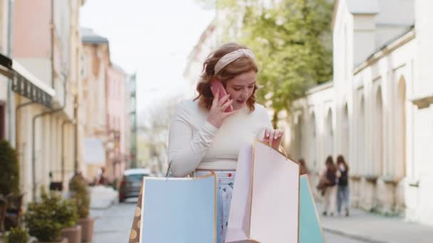Gelukkig Glimlachende Blanke Vrouw Shopaholic Consument Het Winkelen Verkoop Met — Stockvideo
