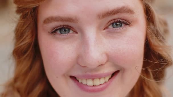 Nahaufnahme Porträt Der Natürlichen Schönheit Junge Schöne Frau Lächelt Die — Stockvideo