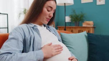 Hamile kadın ninni söyleyip koca göbeğine dokunarak evdeki oturma odasında oturuyor. Müstakbel anne hanımın doğmamış bebekle konuşması boş vakitlerini kanepede geçiriyor. Yeni aile kavramı