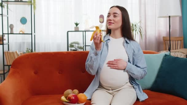 Ευτυχισμένη Έγκυος Γυναίκα Μεγάλη Όρεξη Ξεφλουδίζει Και Τρώει Φρούτα Μπανάνας — Αρχείο Βίντεο