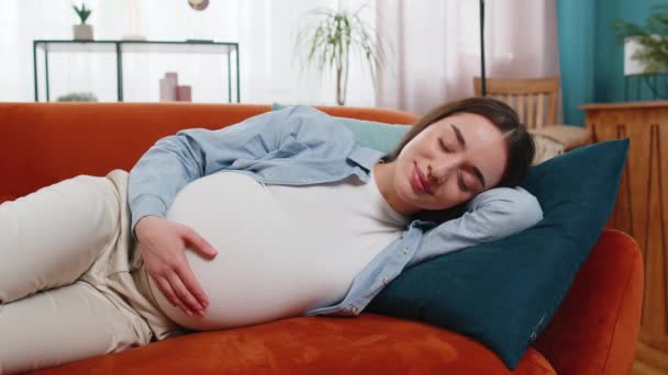Usmívající Mladá Těhotná Žena Hladí Velké Břicho Zatímco Spí Pohodlné — Stock video