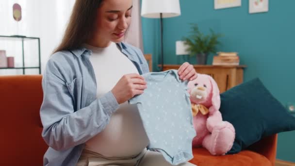 Zwangere Vrouw Die Naar Babydoek Fopspeen Kijkt Toekomstige Moeder Geniet — Stockvideo