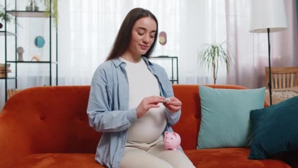 Счастливая Думающая Молодая Беременная Женщина Вставляет Банкноту Копилку Ласкает Большой — стоковое видео