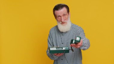 Hey sen, beni ara. Yaşlı bir adam 80 'lerin sabit telefon hattından konuşuyor. Reklam önerisi, online alışveriş, yardım hattı. Sarı arka planda yaşlı büyükbaba