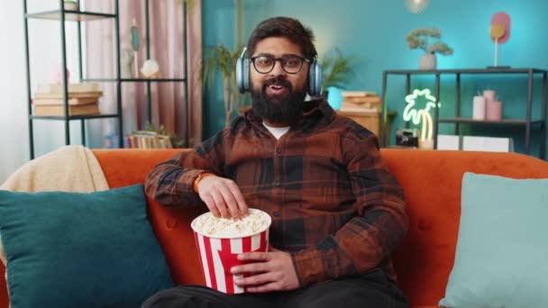 Ontspannen Indiase Jongeman Die Popcorn Eet Film Kijkt Wow Uitdrukking — Stockvideo
