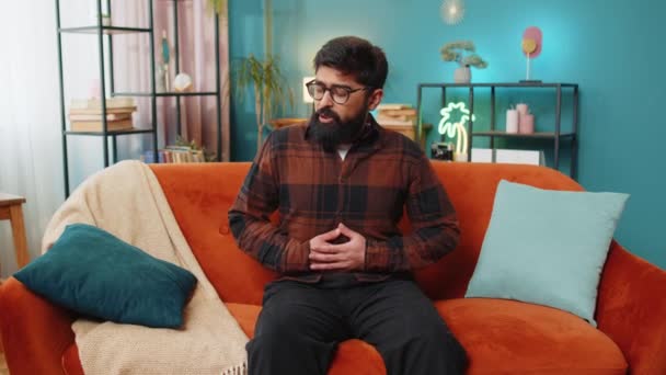Jeune Homme Indien Allongé Sur Canapé Sentant Soudain Forte Douleur — Video