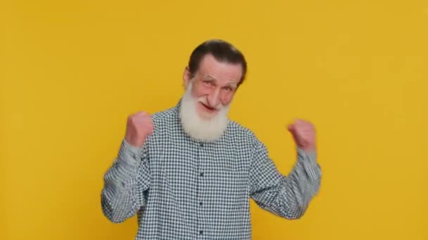 Šťastný Radostný Senior Muž Slaví Úspěch Vítězství Vítězství Narozeniny Loterijní — Stock video
