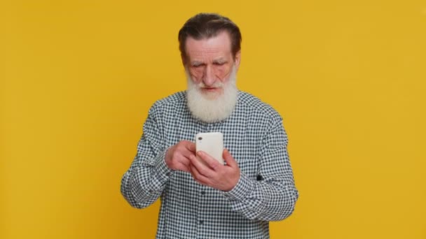 Glad Äldre Gubbe Med Kreditkort Och Smartphone Samtidigt Överföra Spendera — Stockvideo