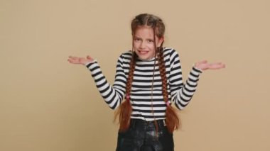 - Ne? - Neden? Genç liseli kız öfkeyle ellerini kaldırarak neden başarısız olduğunu soruyor, sorunlardan kuşkulandığını gösteriyor. Bej arka planda 10 yaşında bir çocuk.