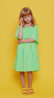 Genç, uykulu, sarışın, çocuksu bir çocuk annesiyle ya da arkadaşıyla cep telefonundan konuşuyor, internette sohbet ediyor. Akıllı telefonda sinir bozucu sıkıcı konuşmalar yapan ilgisiz reşit olmayan çocuklar. Dikey