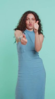 Gibi. Genç bir kadın bir şeyi onaylıyor ya da olumlu cevap veriyor reklamların iyi fikir olduğunu söylüyor. Çekici esmer kız mavi stüdyo arka planında tek başına. Dikey