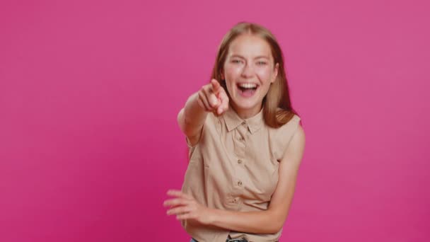 Забавная Милая Женщина Указывающая Пальцем Камеру Громко Смеющаяся Насмехающаяся Над — стоковое видео