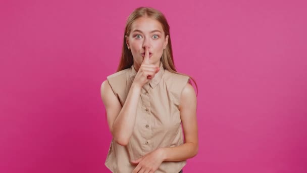 Var Tyst Ung Kvinna Trycker Pekfinger Mot Läppar Gör Tystnad — Stockvideo