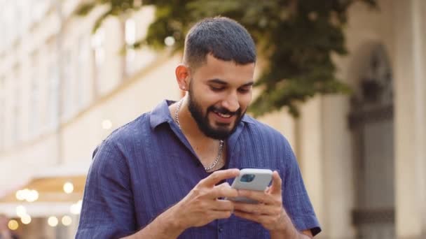 Индийский Молодой Человек Использует Мобильный Смартфон Празднования Выиграть Хорошие Новости — стоковое видео