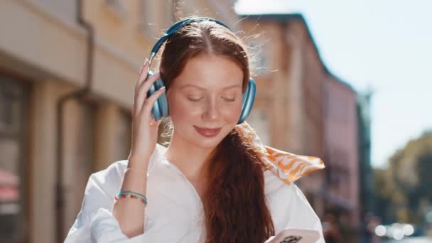 Χαρούμενη Χαλαρή Περιχαρής Έφηβος Νεαρό Κορίτσι Ενηλίκων Ασύρματα Ακουστικά Επιλέγοντας — Αρχείο Βίντεο