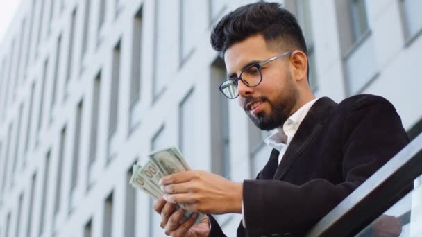 Šťastný Bohatý Indický Podnikatel Plýtvání Penězi Dolary Hotovosti Kolem Výdělku — Stock video
