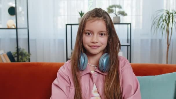 Πορτρέτο Του Χαρούμενος Νεαρό Κορίτσι Παιδί Ακουστικά Γύρω Από Λαιμό — Αρχείο Βίντεο