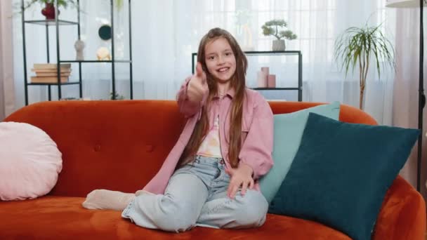 Przykład Szczęśliwa Młoda Kaukaska Dziewczynka Patrząca Aprobatą Aparat Pokazujący Podwójne — Wideo stockowe