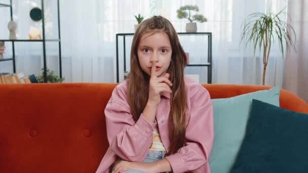 Csendet Kérek Portré Tizenéves Lány Gyermek Nyomja Mutatóujját Ajkak Teszi — Stock videók