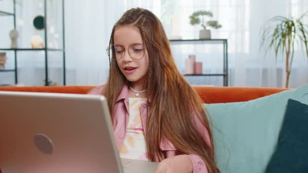 Έκπληκτος Καυκάσιος Κορίτσι Ανεμοδαρμένο Άνοιγμα Μαλλιών Χρησιμοποιώντας Φορητό Υπολογιστή Χαμογελώντας — Αρχείο Βίντεο