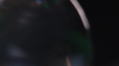 Çok renkli ışık siyah arkaplanda 4K görüntü sızdırıyor. Stüdyoda gaz sızıntısı var. Doğal aydınlatma ışınları bokeh etkisi. Çekimlerinizi birleştirmek, videoyu biçimlendirmek, geçişlerinizi