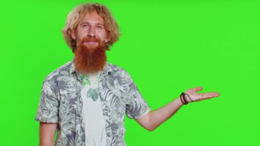 Genç sakallı adam, aferin diyor ve boş bir yeri işaret ediyor. Ticari metin fotokopi alanı için reklam alanı. Adam krom anahtar arka planında izole edilmiş. Yaşam Tarzları