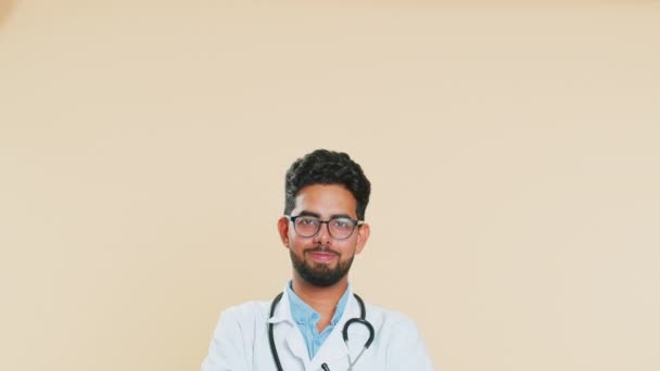 Joven Médico Indio Cardiólogo Muestra Los Pulgares Hacia Arriba Señala — Vídeo de stock