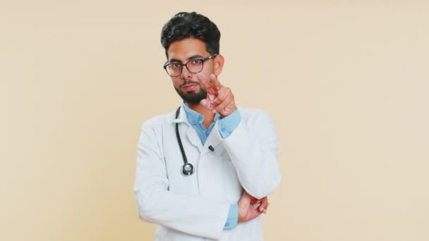 Estou Olho Confiante Atencioso Indiano Jovem Médico Cardiologista Homem Apontando — Vídeo de Stock