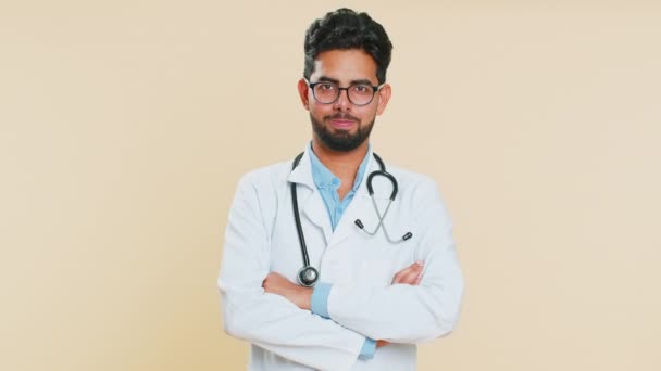 好主意 印度年轻的心脏病医生男人赞成建议 赞同地摇头 满意于高质量的工作 如建议 因米色背景而被隔离的阿拉伯男人 — 图库视频影像