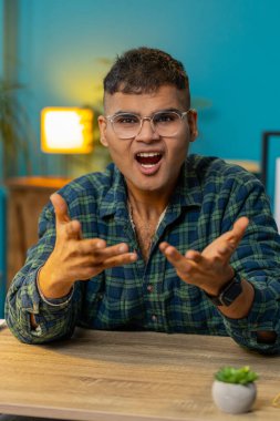 Tartışma. Sinir bozucu ve memnuniyetsiz Hintli Hintli adam. Öfke ve hoşnutsuzlukla el kol hareketi yapıyor. Başarısızlıktan dolayı azarlıyor. Merkez ofisteki adam. Dikey video çağrısı