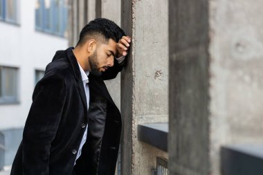 Mutsuz üzgün Hintli işadamı, şirketinin işsizlik sorunu olan finansal krizden sonra kendini kötü hissederek strese girdi. Arap Hindu serbest işçi ofis iş merkezi binasında kalıyor.