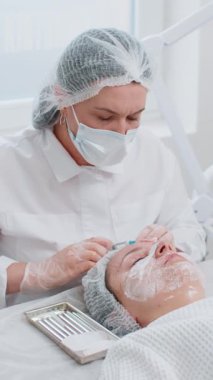 Güzellik yaşlanmayı önleyici enjeksiyonlar biyo-evitalizasyon mezoterapi görüyor. Kozmetik doktoru genç yetişkin bir kızın derisine iğne kolajen enjeksiyonu yapıyor. Klinikte prosedür terapisi