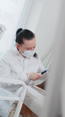 Alopecia. Kadın saç dökülmesi tedavisi. Trikoloğun kozmetolojisti kafa derisi dermapen fraksiyonel mikronedle kliniği mezoterapisine bir şırıngadan vitamin serumu enjekte ediyor.