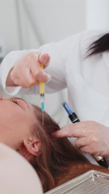 Alopecia. Kadın saç dökülmesi tedavisi, cilt bakımı, vitamin aşıları. Trikoloğun kozmetik doktoru kafa derisi ameliyatı yapıyor. Kısmi mikronedle kliniği mezoterapisi.
