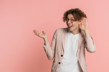 - Seni duyamıyorum. - Ne? Kafkasyalı bir adam senin şaşırmış ve kaşlarını çatmış bir halde daha yüksek sesle tekrar etmek ve bilgi sağırlığını duymak için kolunu kulağının dibinde tutmaya çalışıyor. Pembe arka plandaki genç adam