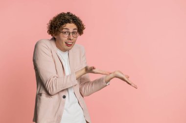 Man raising hands asking what why reason of failure, demonstrating disbelief irritation by troubles trendy social media meme anti lifehacks ridicules people who complicate simple tasks for no reason