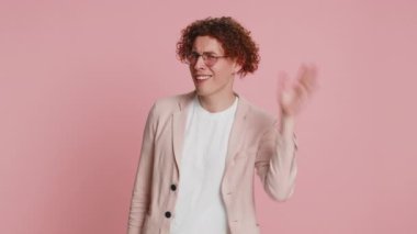 - Seni duyamıyorum. - Ne? Kafkasyalı bir adam senin şaşırmış ve kaşlarını çatmış bir halde daha yüksek sesle tekrar etmek ve bilgi sağırlığını duymak için kolunu kulağının dibinde tutmaya çalışıyor. Pembe arka plandaki genç adam