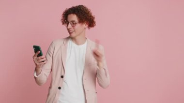 Genç adam, internet tarayıcılarında sosyal ağların bağımlılığını araştırırken akıllı telefon kullanıyor. Pozitif geribildirim, reklamları gösteren kablosuz cep telefonu bağlantısı öneriyor. Kırmızı arkaplan