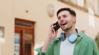 Kafkasyalı turist arkadaşlarıyla uzaktan iletişim kuruyor, telefonla konuşuyor şehir caddesinde beklenmedik iyi haber dedikoduları yapıyor. Şehir yaşam tarzları açık havada